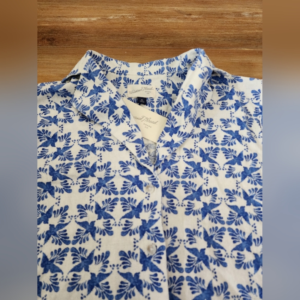 Universal Thread Top Women's XS Blue Print Short Sleeve Camp Shirt NEW - Picture 2 of 7